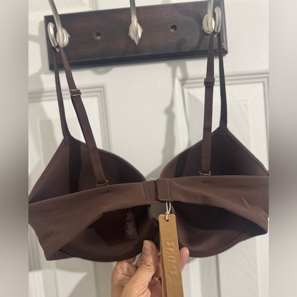 SKIMS Cocoa Brown Fits Everybody T-Shirt  Bra - Picture 4 of 8